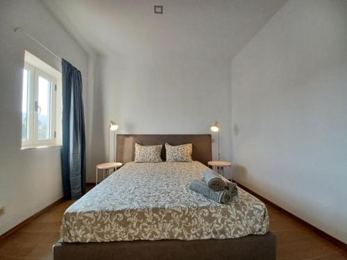 - une chambre avec un grand lit et 2 fenêtres dans l'établissement Enjoy Oporto Campanha 2, à Porto