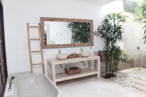 bagno con lavandino e specchio di Villa Sahaja a Canggu