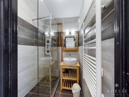 une salle de bain avec un lavabo et une douche en verre dans l'établissement Studio rénové skis aux pieds, balcon sud, parking inclus, proche commerces et garderie. - FR-1-398-512, à La Rosière