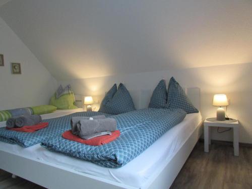 1 dormitorio con 1 cama con almohadas azules y verdes en Ferienhaus Priller en Lachtal