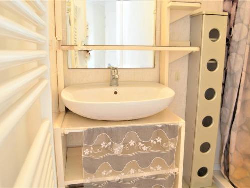 ein Badezimmer mit Waschbecken und Spiegel in der Unterkunft Appartement Climatisé 2 Pièces avec Balcon et Garage Privatif à Cavalaire-sur-Mer - FR-1-226B-101 in Cavalaire-sur-Mer