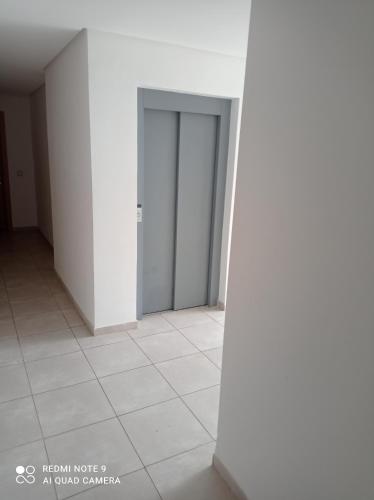 un couloir vide avec une porte dans une chambre dans l'établissement Prestigia, à Sidi Bouqnadel