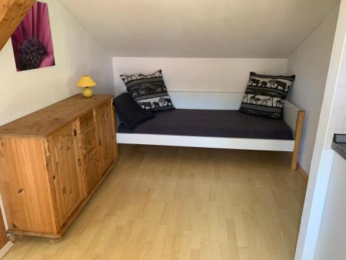 a small room with a bed and a wooden floor at Ferienwohnung Lehringen in Kirchlinteln