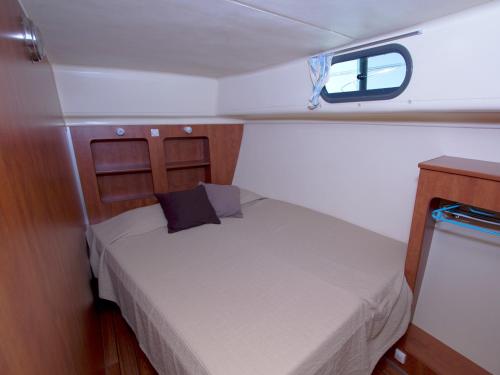 a small bed in the back of a boat at Amieira Marina in Amieira