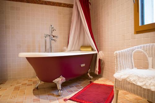 y baño con bañera y lavamanos. en Lyolyl BnB en Sainte-Croix-sur-Orne
