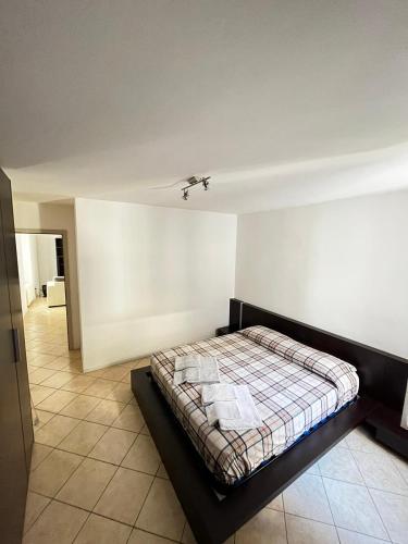 a bedroom with a bed in the corner of a room at APPARTAMENTO LA CAFFETTERIA in Rovereto