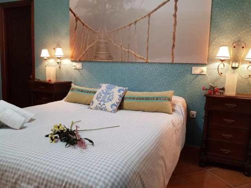 Un dormitorio con una cama con flores. en Vivienda Rural Casa Sofía en Ubrique