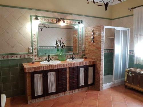 baño con 2 lavabos y espejo grande en Vivienda Rural Casa Sofía en Ubrique