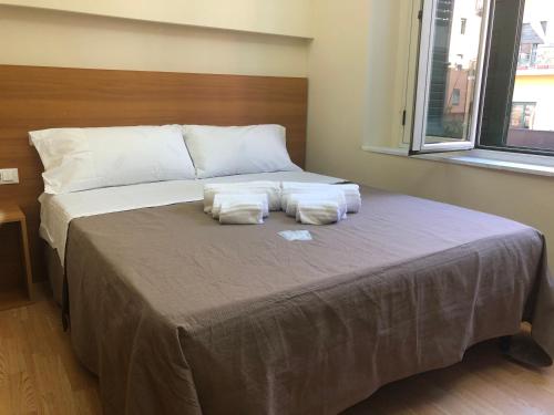 ein Schlafzimmer mit einem großen Bett mit zwei Kissen darauf in der Unterkunft Le Affacciate Bruzie Home 2 Guest House in Cosenza