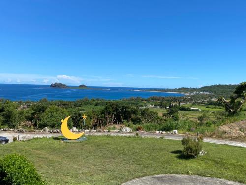 a view of the ocean from a lawn with a crescent moon at 三仙台星辰民宿 in Chenggong