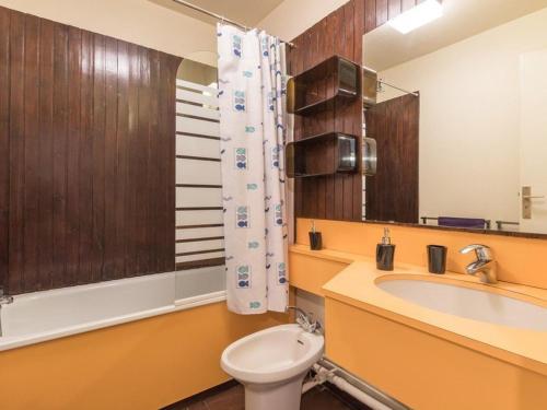une salle de bain avec un lavabo, des toilettes et un miroir dans l'établissement Studio cosy 4 pers avec balcon près des pistes - FR-1-330E-55, à Saint-Chaffrey