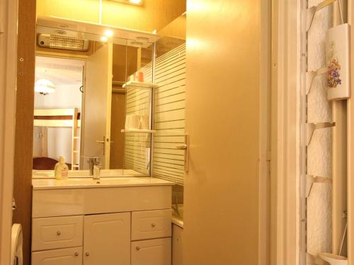 une salle de bain avec un lavabo et un miroir dans l'établissement Appartement 6 Pers. avec Balcon, Proche Navette et Parking Gratuit à Serre-Chevalier - FR-1-330E-92, à Saint-Chaffrey