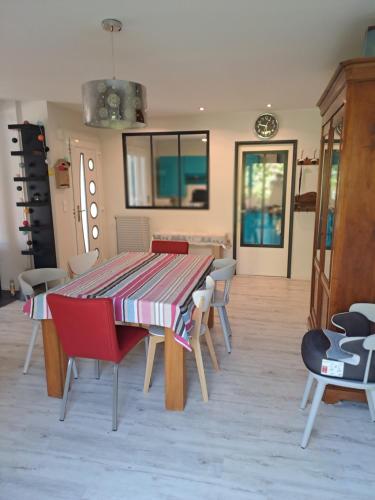 une salle à manger avec une table et des chaises dans l'établissement Location Meublée La Teste, à La Teste-de-Buch