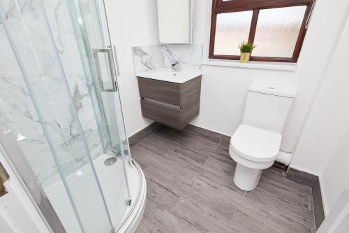 a bathroom with a toilet and a sink and a shower at Modern 2 Bed House Near Queens Medical Centre in Nottingham