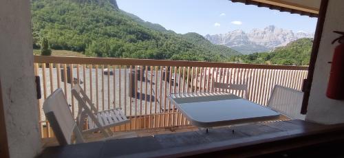 d'une table et de chaises sur un balcon avec vue sur les montagnes. dans l'établissement Apartamento Selva Verde Panticosa Pistas, à Panticosa