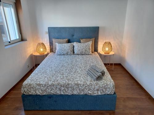 1 dormitorio con 1 cama azul y 2 lámparas en Enjoy Oporto Campanha 1, en Oporto