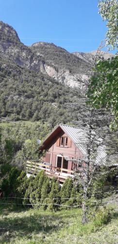 una casa rosa en medio de una montaña en Chalet cocody jacuzz, en Jausiers