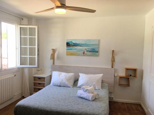 1 dormitorio con 1 cama con 2 toallas en Haritza, en Anglet