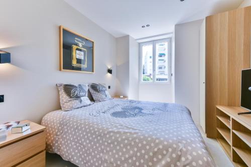 une petite chambre avec un lit et une télévision dans l'établissement Cosy flat with parking - Basse Californie - Cannes, à Cannes