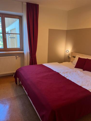 een slaapkamer met een groot bed en een groot raam bij Mein Lieblingsplatz in Rettenberg