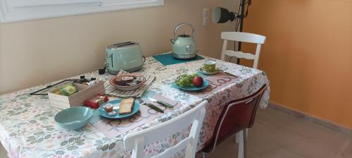 阿查拉維的住宿－Beatrice's apartment，桌子,带茶壶的桌布