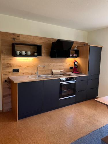 eine Küche mit einer Spüle und einer Theke in der Unterkunft Mein Lieblingsplatz in Rettenberg