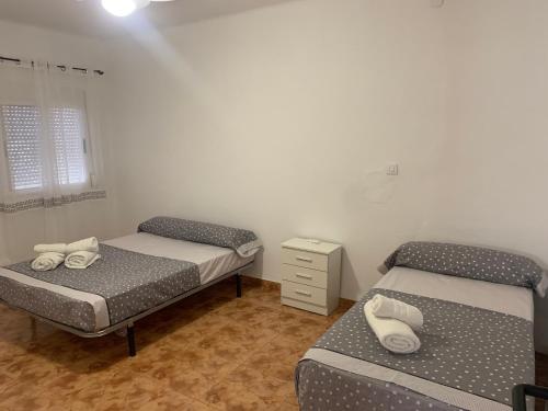 Habitación con 2 camas y mesita de noche en Casa Retamica en Huércal-Overa