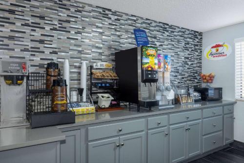 a counter in a fast food restaurant with a counter sidx sidx at Super 8 by Wyndham Kansas City at Barry Road/Airport in Kansas City