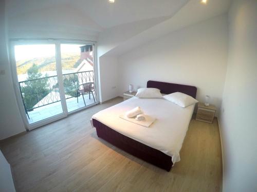 una camera con un grande letto e una grande finestra di Apartments with a parking space Marina, Trogir - 11607 a Marina