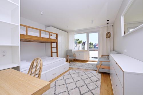 ein Schlafzimmer mit einem Etagenbett und einem Schreibtisch in der Unterkunft Victus Apartamenty, Apartament Boho in Sopot