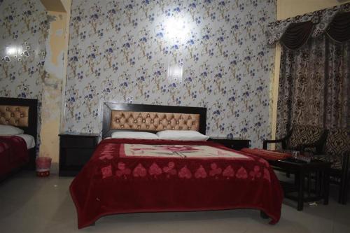 Tempat tidur dalam kamar di Hotel Neelum Valley