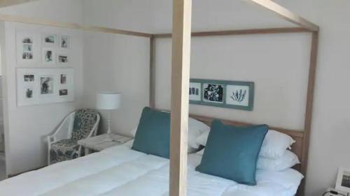 Ένα ή περισσότερα κρεβάτια σε δωμάτιο στο BEACH HOUSE MOSSELRIVIER