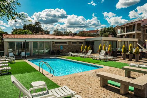 uma piscina com espreguiçadeiras e um resort em Casas Campo Cimo da Quinta em Miranda do Douro