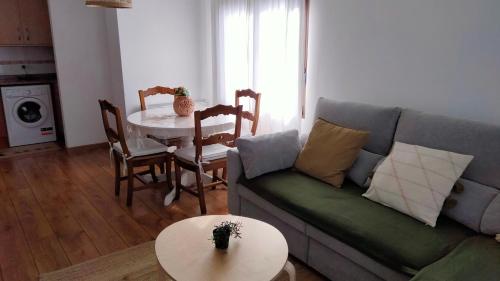 sala de estar con sofá y mesa en La casa de Yeico, en Puebla de Lillo