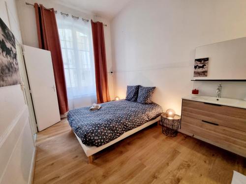 een slaapkamer met een bed en een wastafel bij Maison spacieuse avec balcon sur les remparts in Angoulême