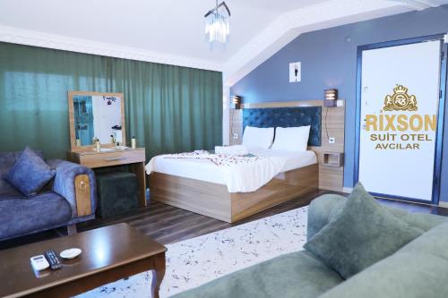 アヴシラーにあるRixson Otelのベッドとソファ付きのホテルルーム