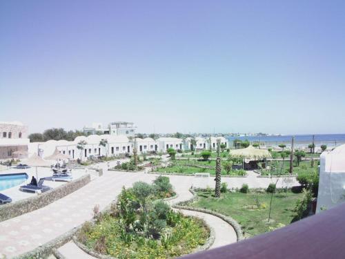 een uitzicht op een resort met een zwembad bij Dolphin Continental Hotel in Quseir
