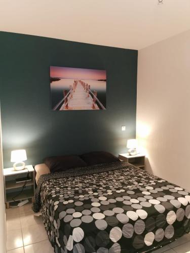 ein Schlafzimmer mit einem Bett und einem Wandgemälde in der Unterkunft Appart T1bis Malbosc in Montpellier