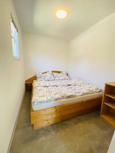 ein Schlafzimmer mit einem Holzbett in einem Zimmer in der Unterkunft Ferienhaus Walcher in Sankt Martin am Grimming