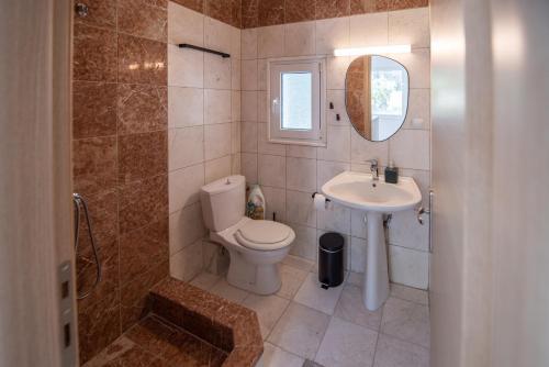 y baño con aseo y lavamanos. en Brand new maisonette in Chanioti, Chalkidiki, en Chaniotis