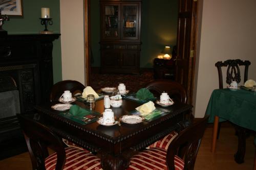 Avarest Bunratty B&B في بونراتي: طاولة غرفة الطعام مع وضع الشاي عليها