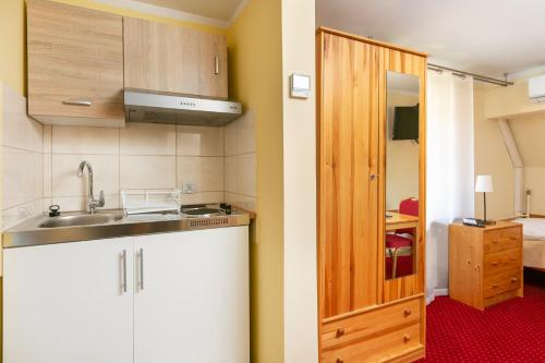 a kitchen with a sink and a door to a bedroom at MADOHORA_SŁOŃCE in Zaryte