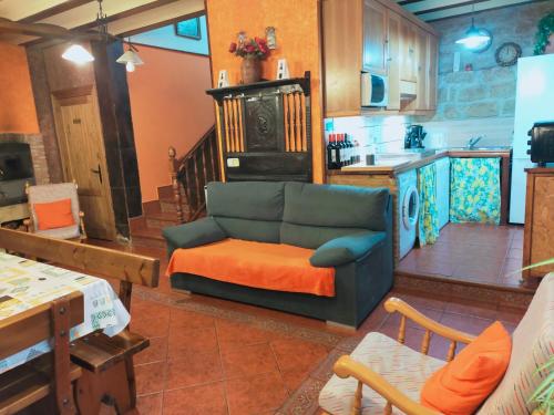 a living room with a couch and a kitchen at Casa Bodega Vacacional in Sajazarra