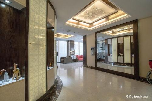 un pasillo con un vestíbulo con un edificio con un vestíbulo en Mark Inn Hotel Deira en Dubái