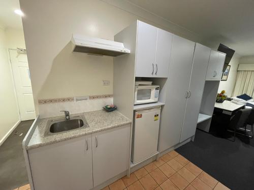 Kuchyň nebo kuchyňský kout v ubytování Lakeview Motor Inn