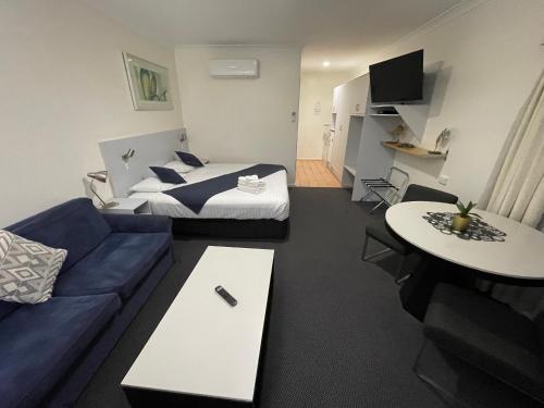TV a/nebo společenská místnost v ubytování Lakeview Motor Inn