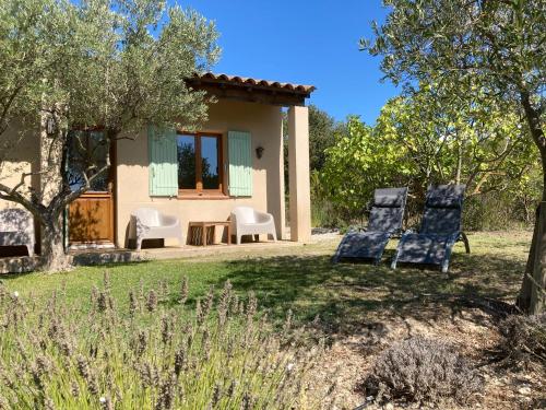 un par de sillas en el patio de una casa en Chambres & Table d'Hôtes Au Soleil du Bonheur, en Lafare