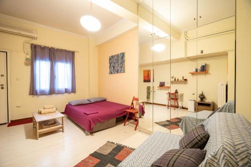 una camera con letto e specchio di Independent Apartment at Lykavitos 1 bed 2 pers ad Atene