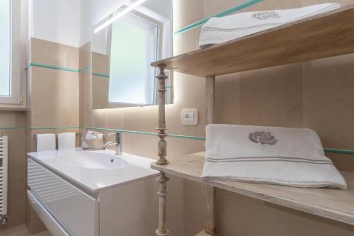 een badkamer met een wastafel en een spiegel bij VILLA ROSA MEDITERRANEA in Marina di Pescoluse