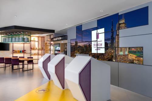TV a/nebo společenská místnost v ubytování Studio M Al Barsha Hotel by Millennium